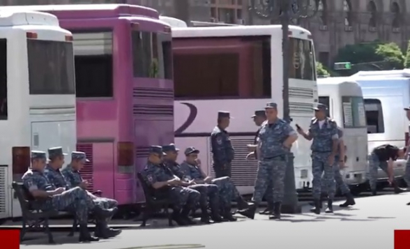 Полицейские «оккупировали» площадь Республики (видео)